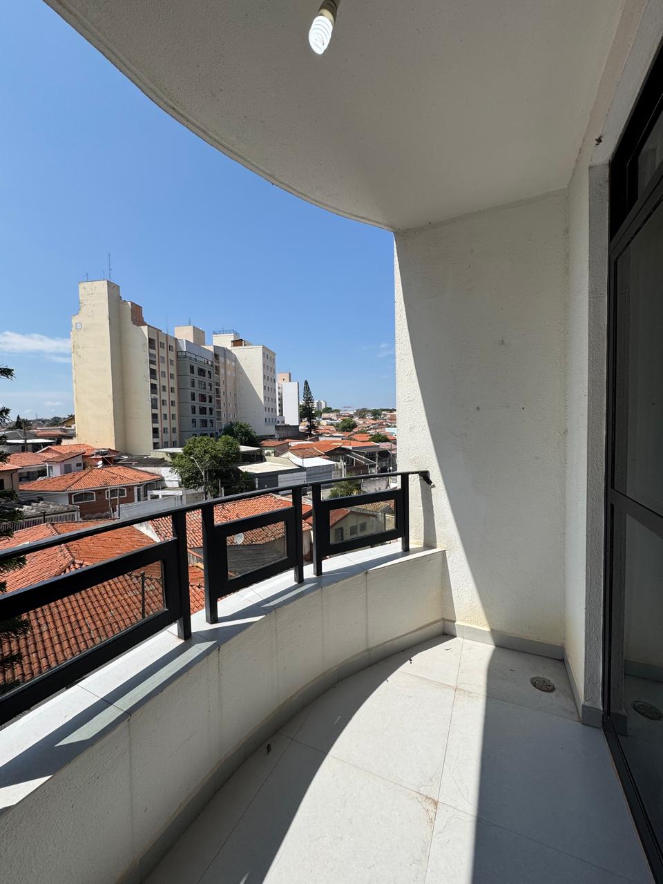 Varanda privativa com vista panorâmica da vizinhança